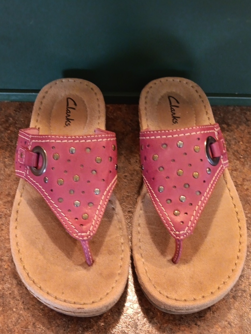 Clarks Trista Mint Thong Fuschia Colored Sandals.  Size 8